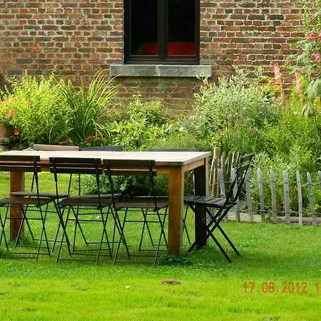 Dom wakacyjny Traditional Holiday In With Private Garden Beauraing