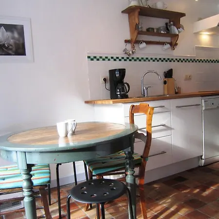 Dom wakacyjny Traditional Holiday In With Private Garden Beauraing